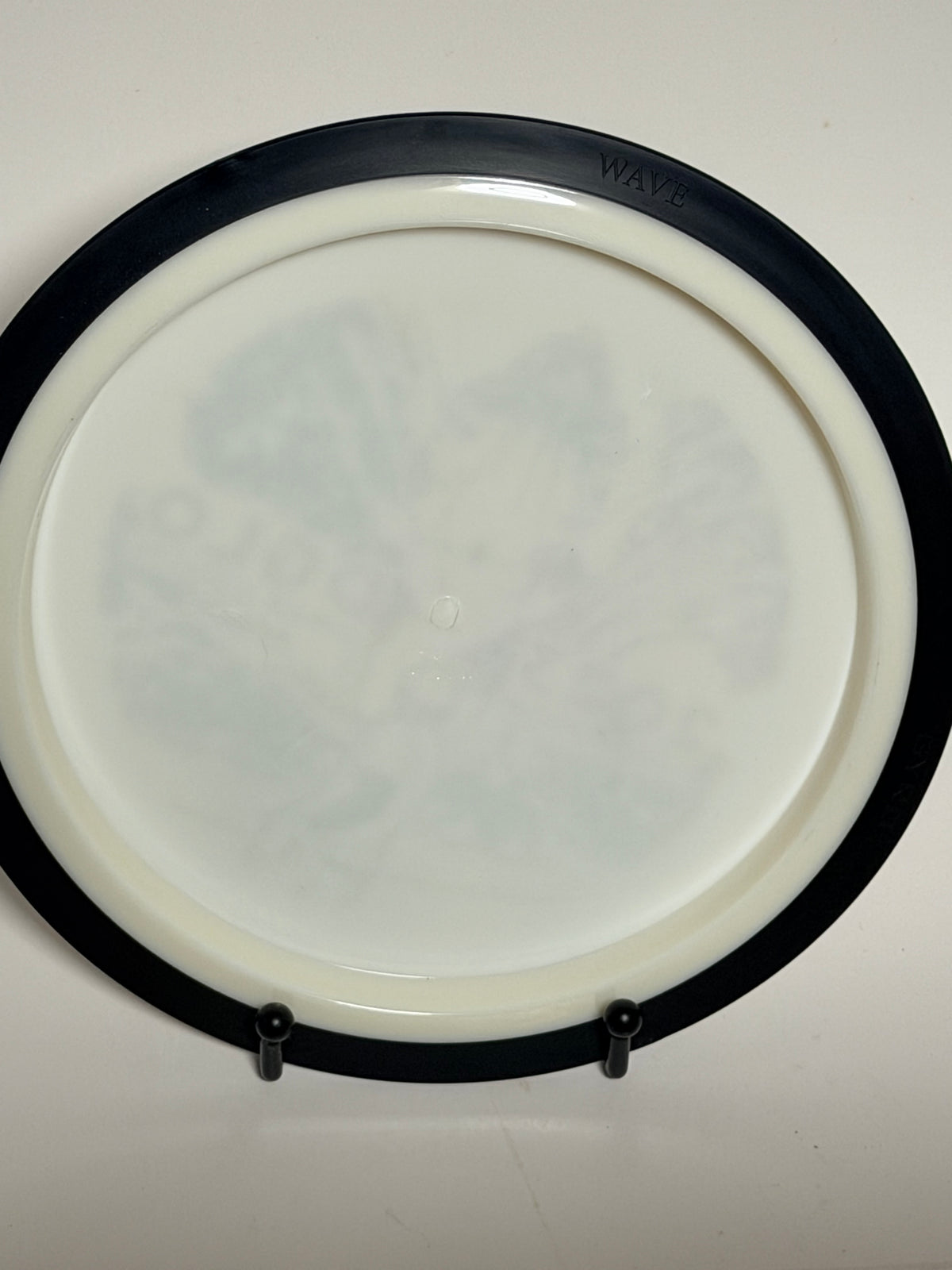 MVP Neutron Wave – 2023 DGLO Champion Simon Lizotte Stamp (White/Black Rim)