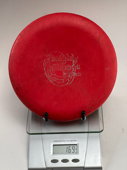 Discraft Magnet D Line Putter – Mighty Shunga Open Stamp (Red)