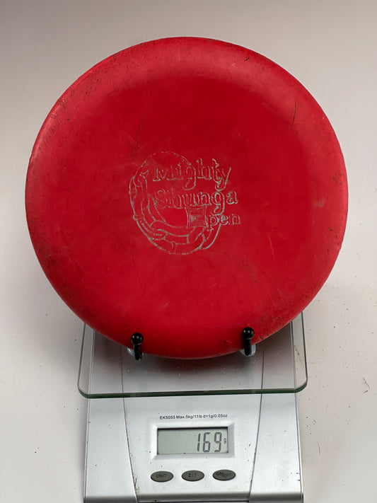 Discraft Magnet D Line Putter – Mighty Shunga Open Stamp (Red)