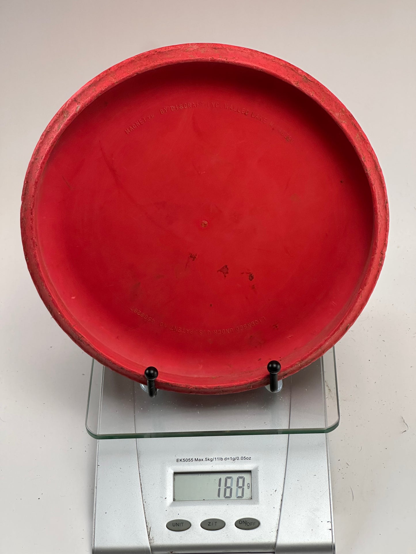 Discraft Magnet D Line Putter – Mighty Shunga Open Stamp (Red)