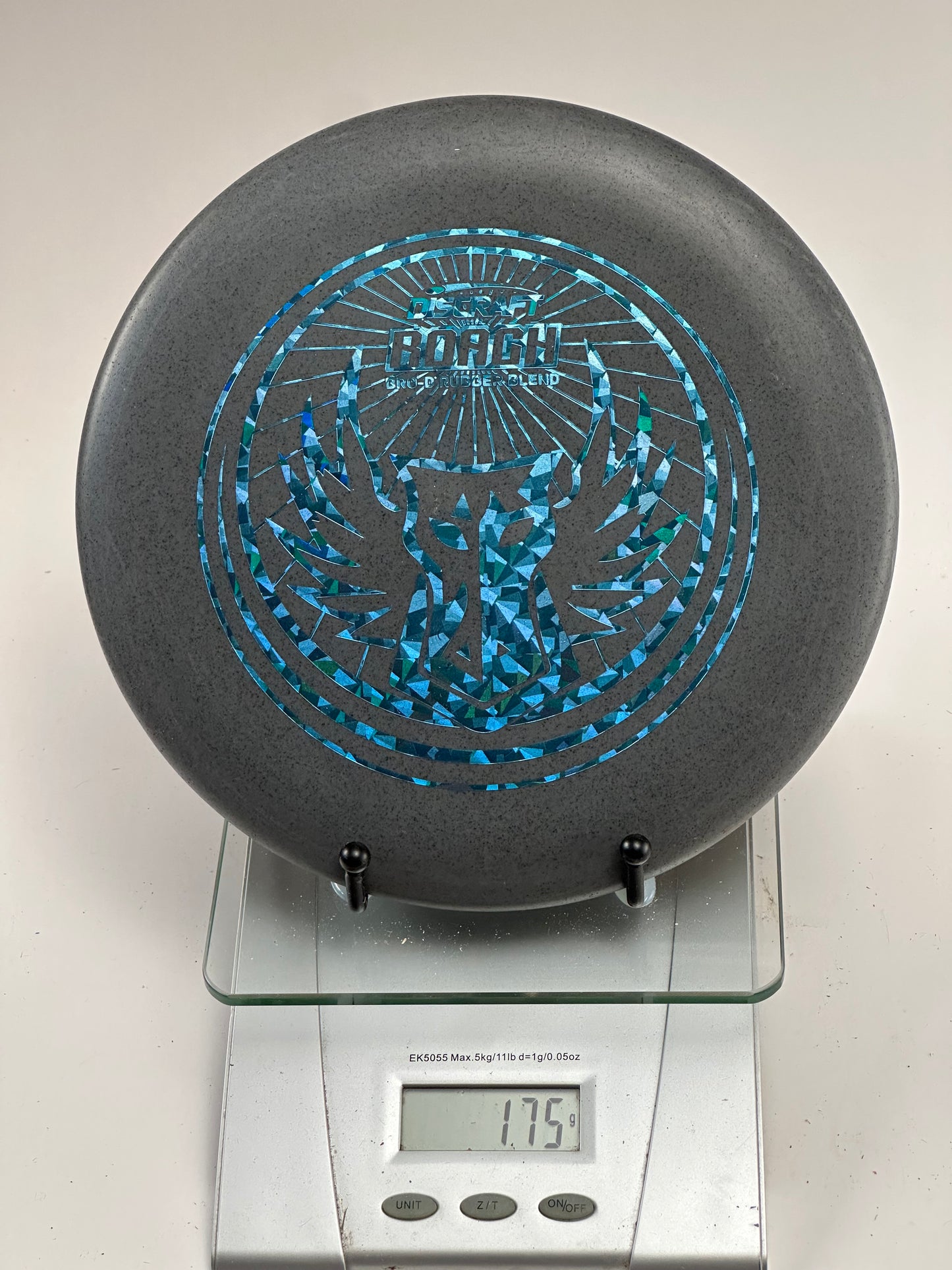 Discraft Roach Bro-D Rubber Blend Putter – Gray Speckle, Blue Shattered Foil