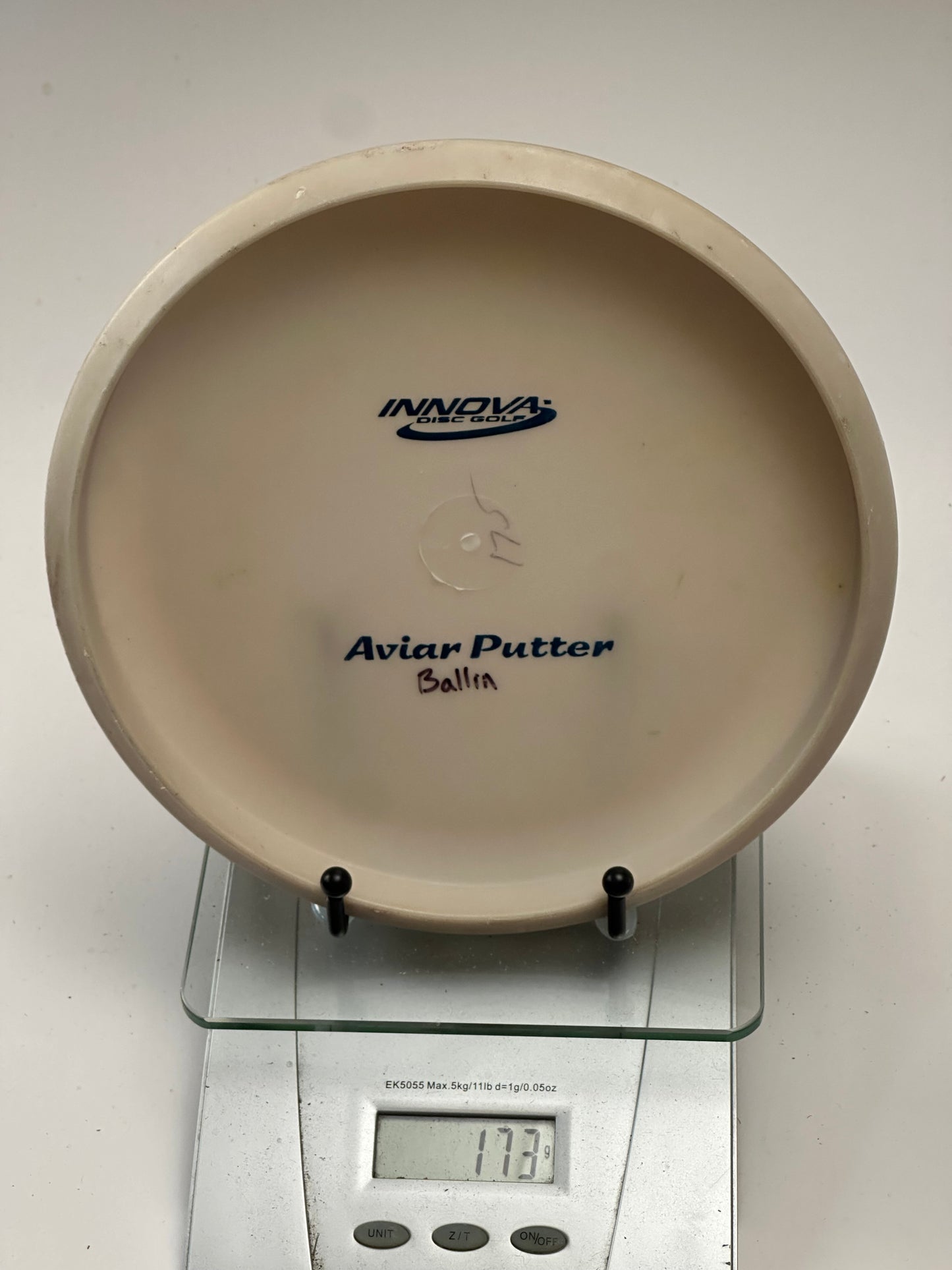 Innova DX Aviar Putter – Off-White w/ Blue Stamp (173g)